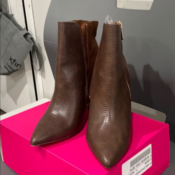 Brown zipper heeled booties! - Picture 2 of 5